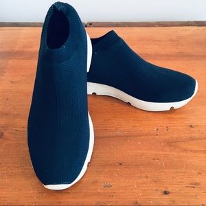 Vince Theroux navy sneakers, sz 6.5